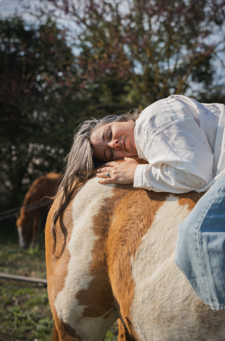 Femme au repos sur le dos d'un cheval