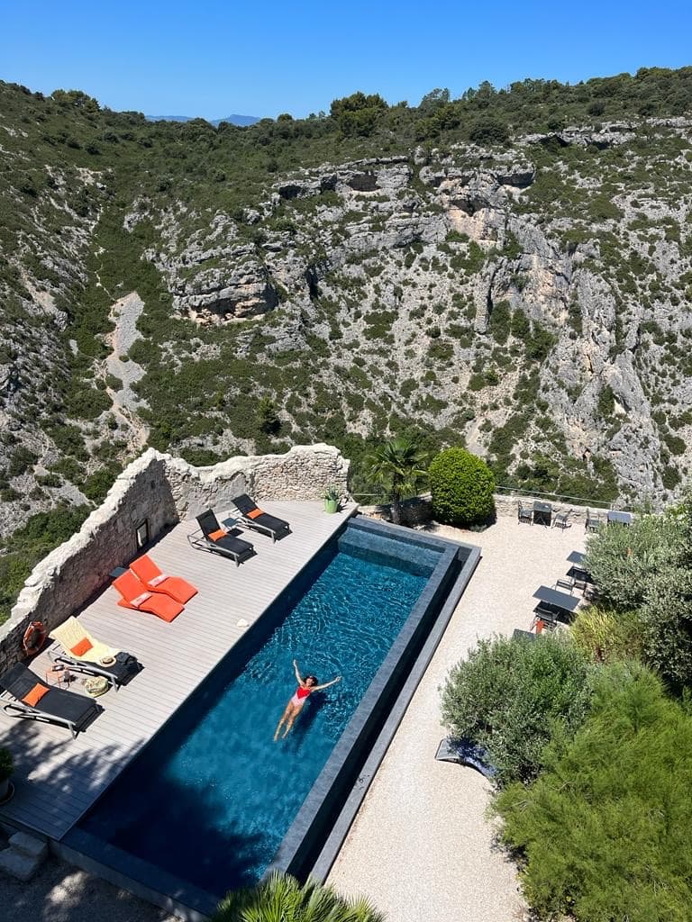 Piscine suspendue au-dessus des gorges — Metafort Provence